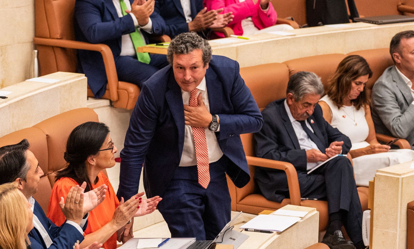 Fernández recibe el aplauso de sus compañeros tras ganar la votación. 