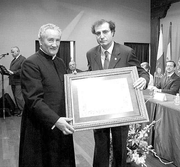 En 2003, El Diario Montañés recibió la Medalla de Oro de la Fundación Asilo, con motivo del centenario del periódico. El director de El Diario Montañés, Manuel Angel Castañeda, recibió el diploma de manos de Luis López Ormazábal