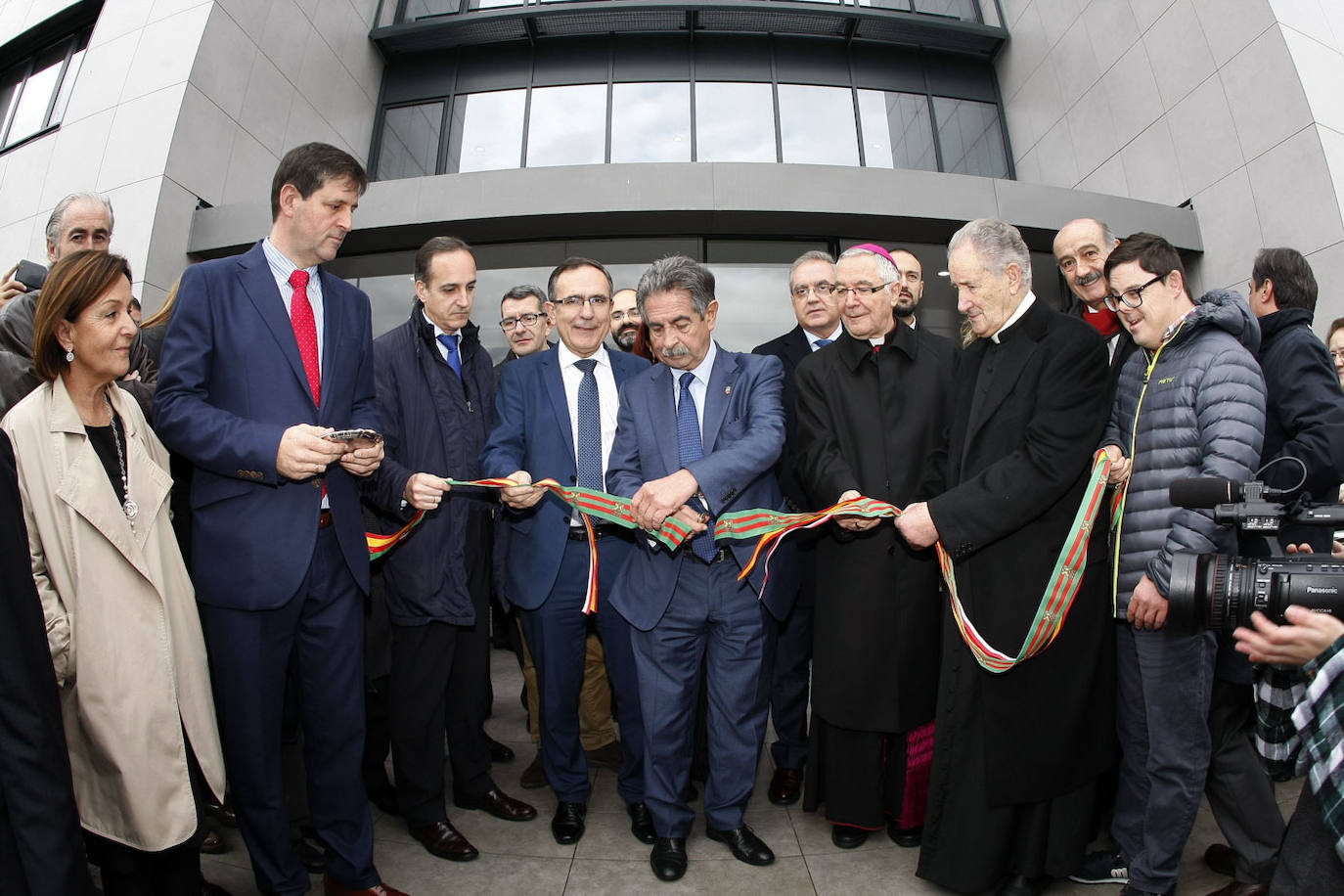 Inauguración en 2016 de 90 apartamentos tutelados y el Centro de Día de del Asilo de Torrelavega, Revilla, buen amigo de Luis López Ormazábal, fue el encargado de cortar la cinta.