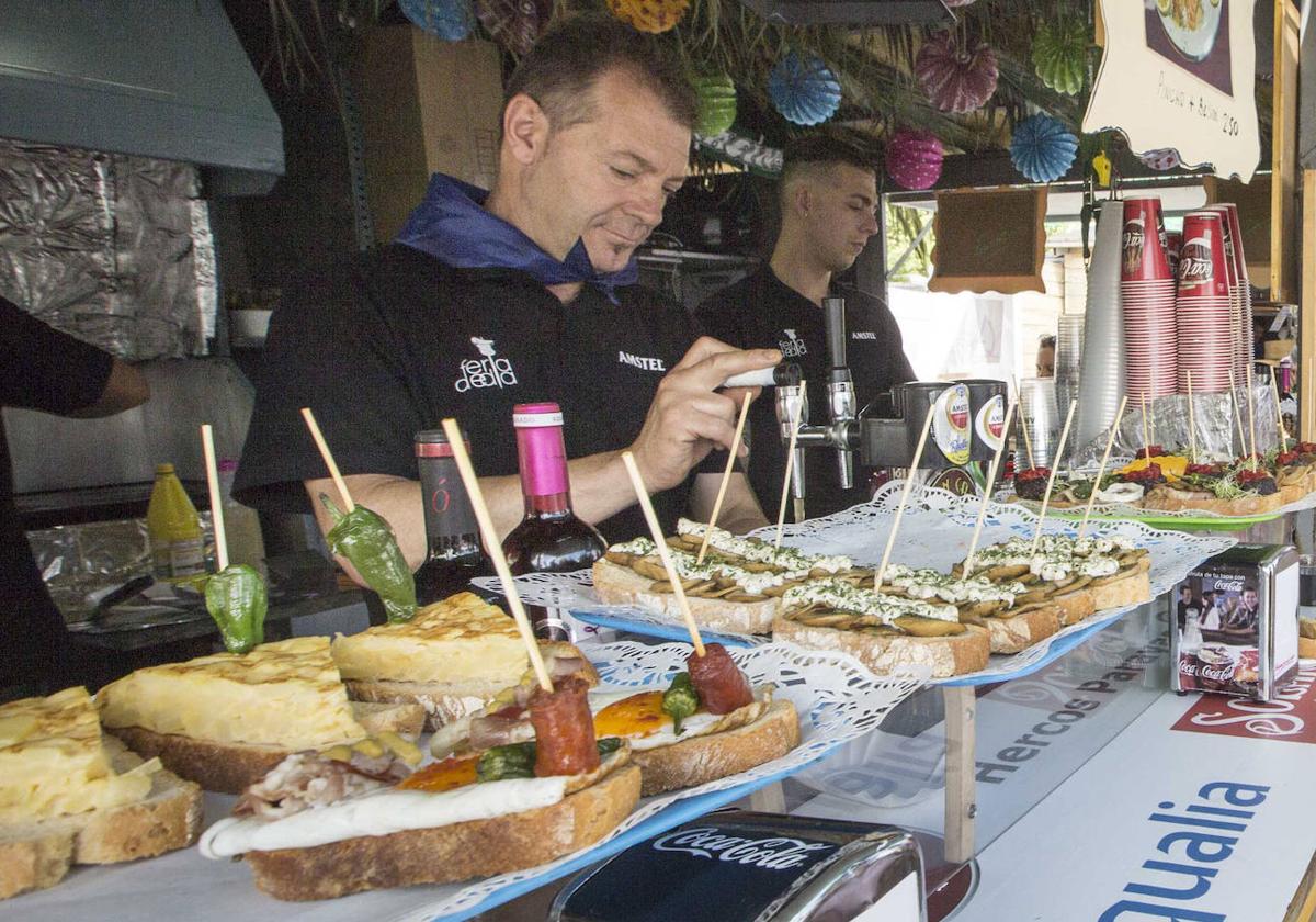 UN PLAN DE CASETAS. Con la calma de un día festivo, la agenda del día puede pasar por un paseo de caseta en caseta probando los pinchos de la Feria de Día. Unos para comer y otros para cenar.