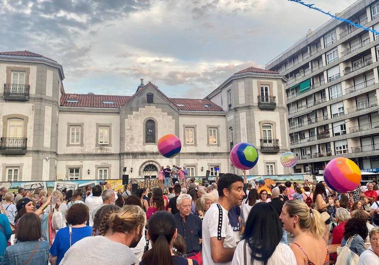 El pregón reunió a numeroso público en la plaza.