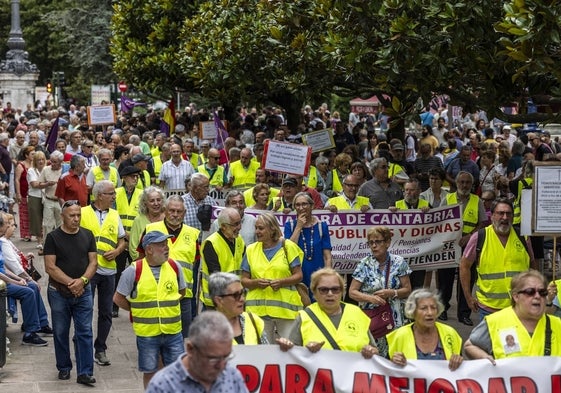 Centenares de personas, esta tarde, recorren las calles de Santander en una manifestación convocada para defender los derechos.