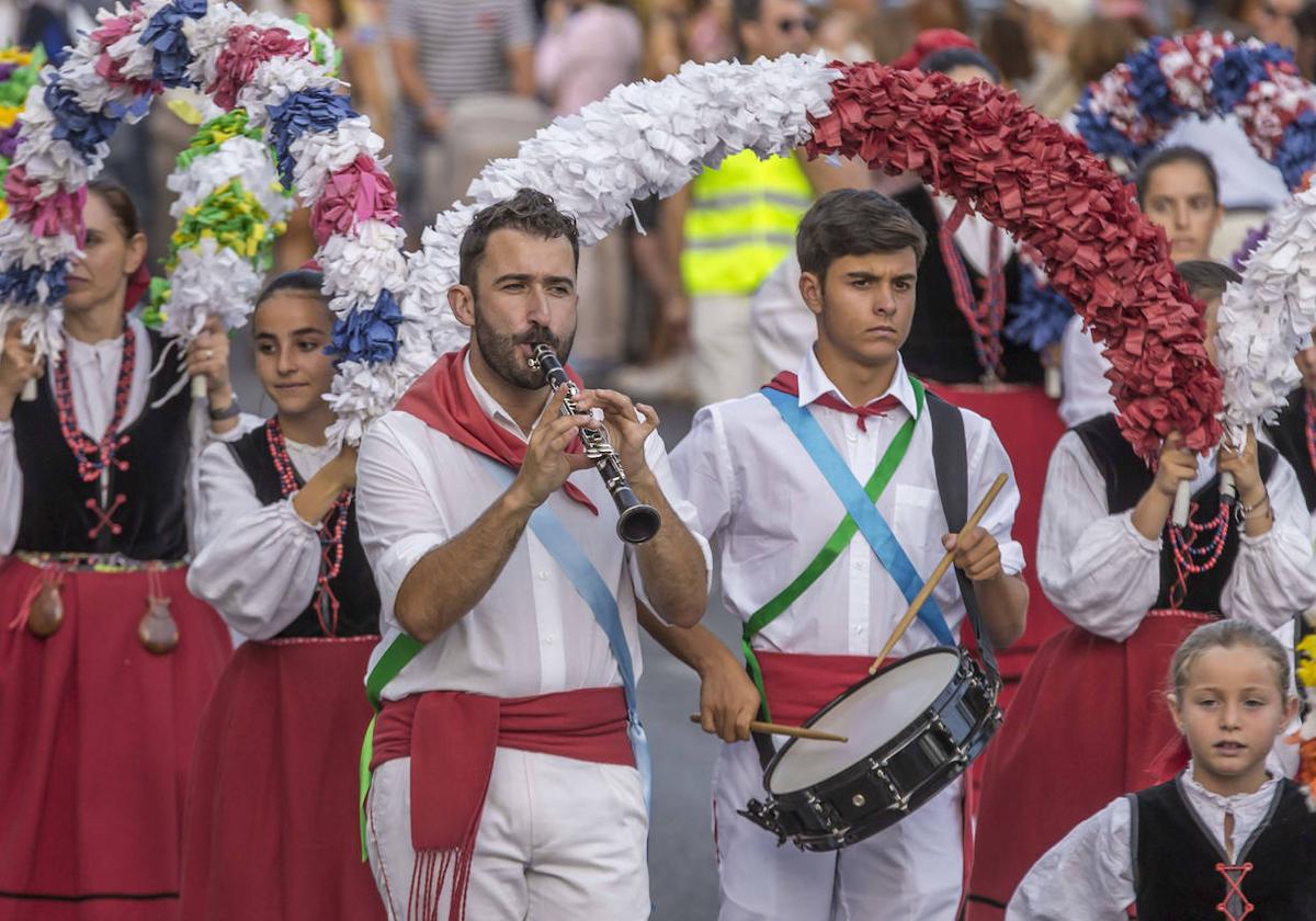 ALGO MUY DE AQUÍ. Fue una novedad en las fiestas hace unos años pero ya se ha consolidado como una cita importante en la agenda de la Semana Grande. Desfilan muchos y lo ven muchos más. El sonido, los bailes, los trajes y las tradiciones desfilan con orgullo por la capital en una caravana de generaciones, de tradición heredada que se cuida y se cultiva en cada pueblo de Cantabria.