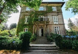 Vista de la fachada principal de La Portilla, en Comillas