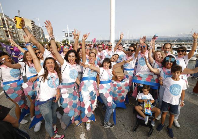 Componentes de la peña Bonitos del Norte con sus colas de sirena antes de empezar el desfile.