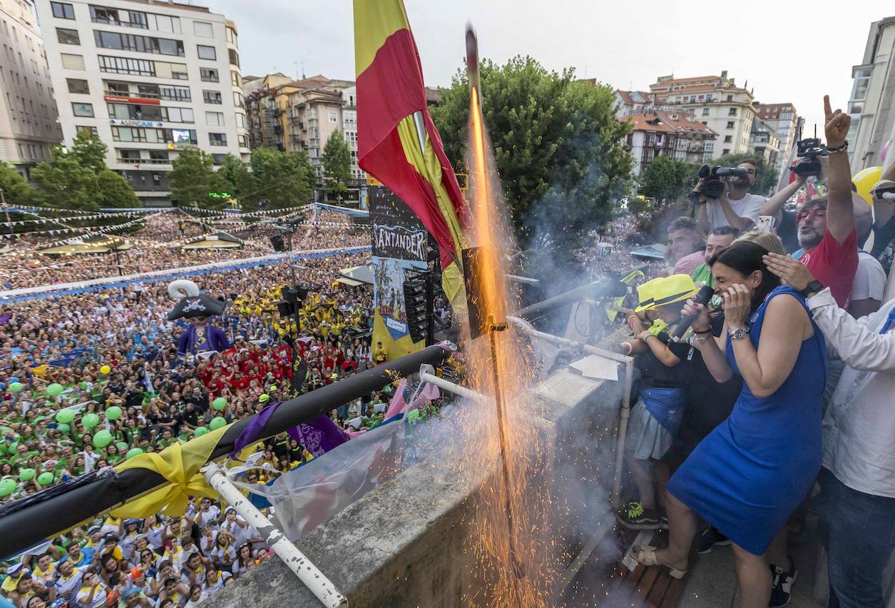 La alcaldesa se protege tras disparar el chupinazo desde el balcón del Ayuntamiento con una plaza abarrotada. 