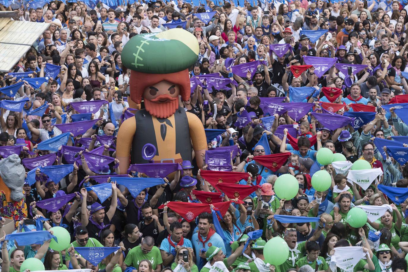 Pañuelos en alto. Más allá del clásico azul, las peñas también exhibieron sus colores