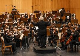 El maestro Péter Csaba dirigió a los músicos de la Orquesta Freixenet en el Palacio de Festivales en el concierto inaugural del Encuentro.