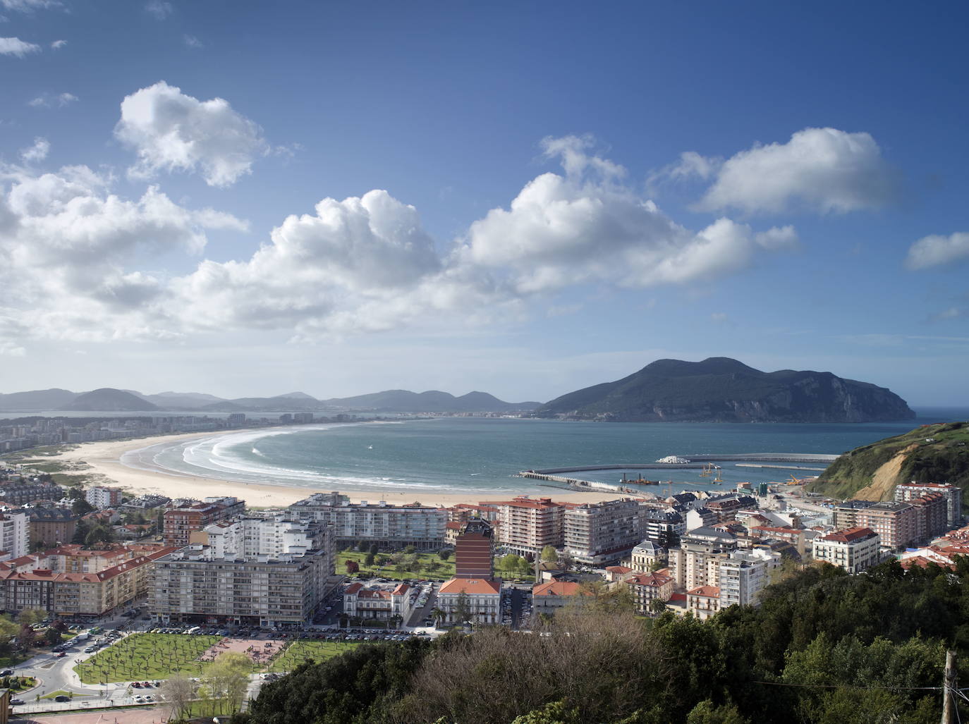 Playa de Laredo. Con una longitud de 4.250 metros se convierte en la playa más larga de toda la región. Y una de las galardonadas con la Bandera Azul -un premio internacional otorgado a playas, puertos deportivos y embarcaciones de turismo sostenible-.