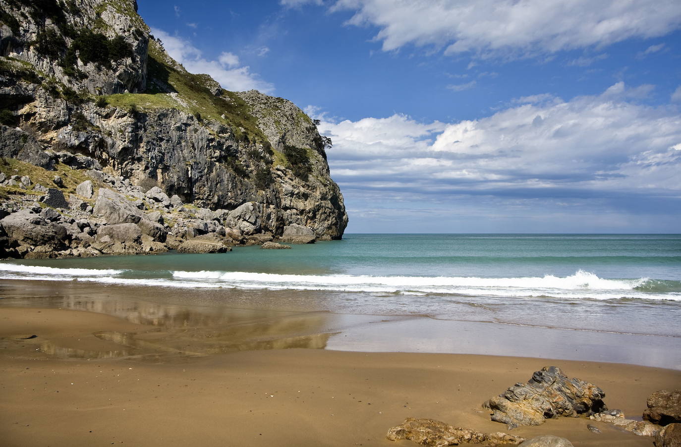 Playa de San Julián, en Liendo. Inmersa en un singular paisaje, entre abruptos acantilados costeros, es la única playa a la que se accede desde el propio valle. Su longitud es de 100 metros.