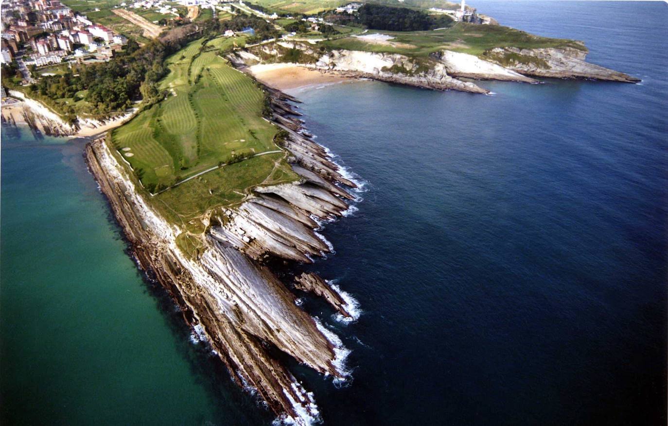 Playa de Mataleñas. Rodeada por el campo de golf de Santander y el Faro de Cabo Mayor, esta cala de 125 metros se convierte en uno de los mejores lugares de arena blanca para relajarse junto al agua cristalina.