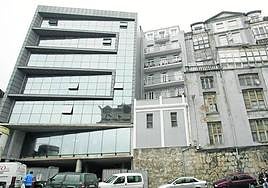 A la izquierda, la Consejería de Obras Públicas de Cantabria.