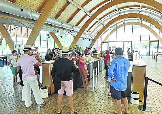 Bodega diseñada por el arquitecto Richard Rogers, una obra maestra del siglo XXI, que se inauguró el 16 de diciembre de 2010 en Peñafiel, a los pies del castillo.