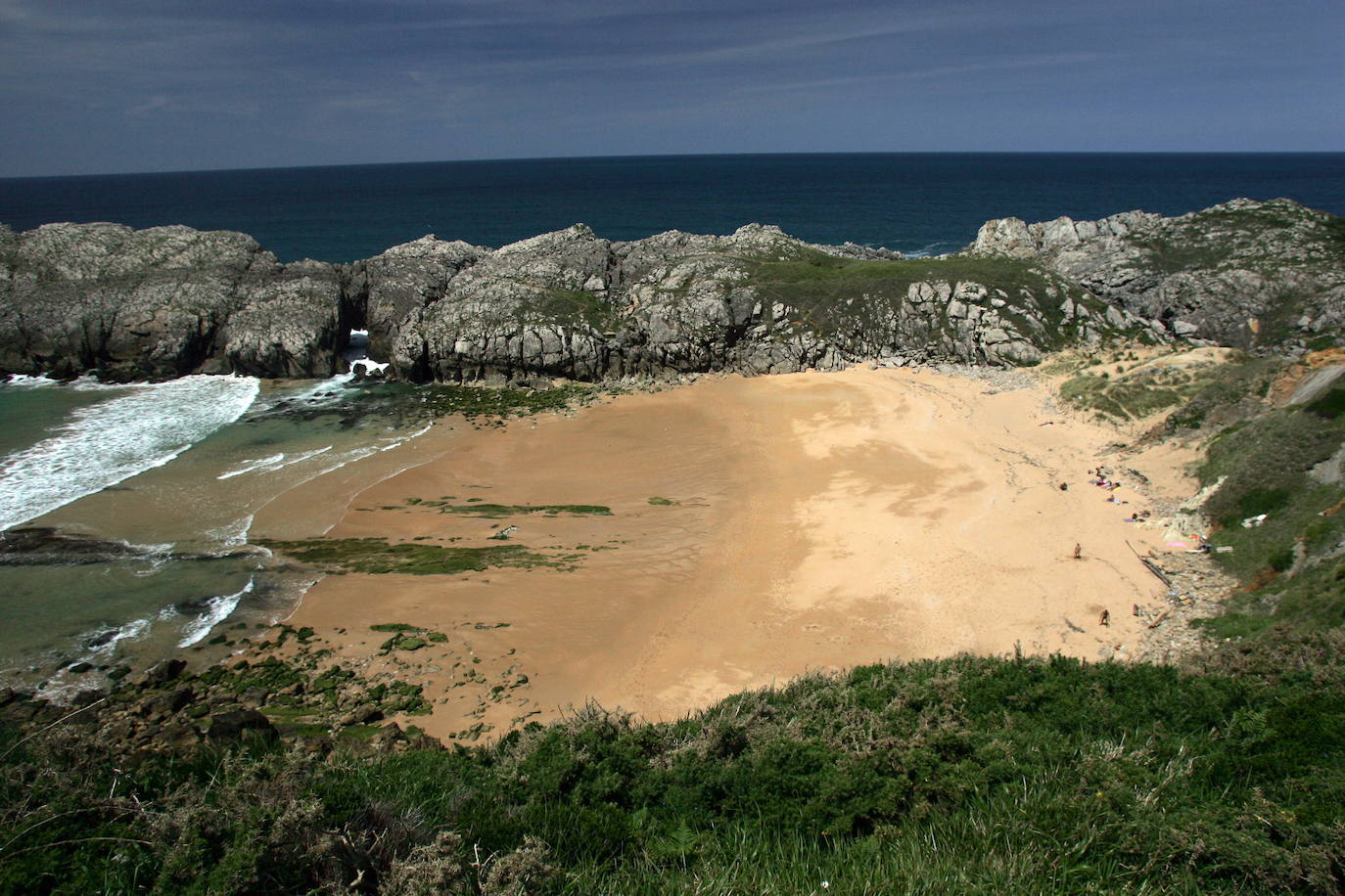 Playa de Somocuevas. Una de las particulares de este entorno natural de Liencres es que son más escalones que metros los que hay que descender para poder acceder a ella. En concreto, cuenta con una escalera de 139 peldaños y tan solo 100 metros de longitud.