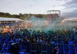 La temática del festival consistía en el lanzamiento de polvos de colores