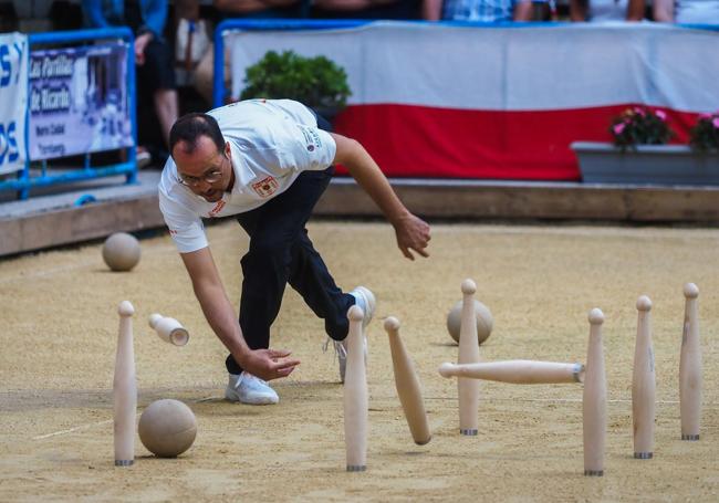 Jesús Salmón, en uno de los birles que le aupó hasta la segunda plaza de la clasificación.