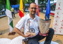 Pedro Gutiérrez, con los trofeos que le acreditan como campeón regional de Primera Categoría, un título que se llevó en Oruña tras ganar a Jesús Salmón.