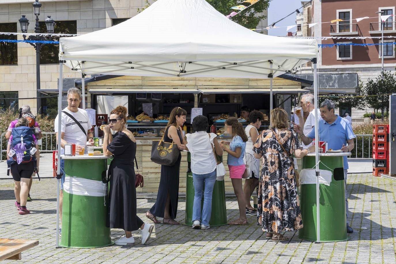 Los 35 puestos repartidos por diferentes ubicaciones de la ciudad ofrecen, por cuatro euros, un pincho y una bebida.