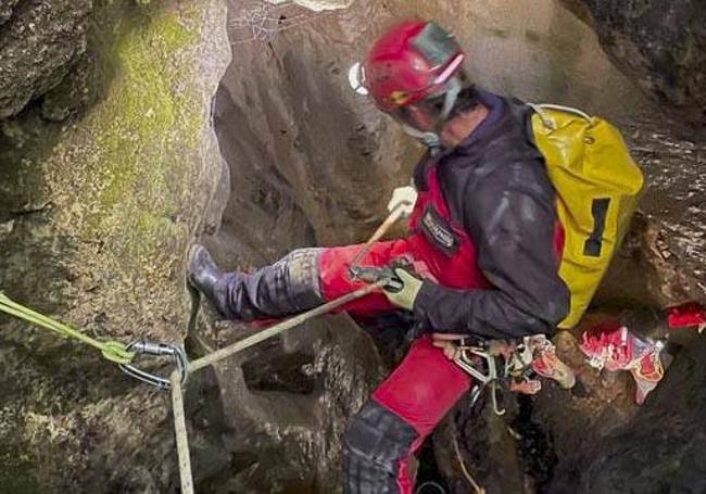 El espeleólogo Txema Berzosa en la cueva de El Risco, en Matienzo.