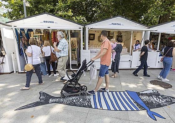 El Mercado Marinero ha abierto sus puertas esta mañana en la plaza de Alfonso XIII
