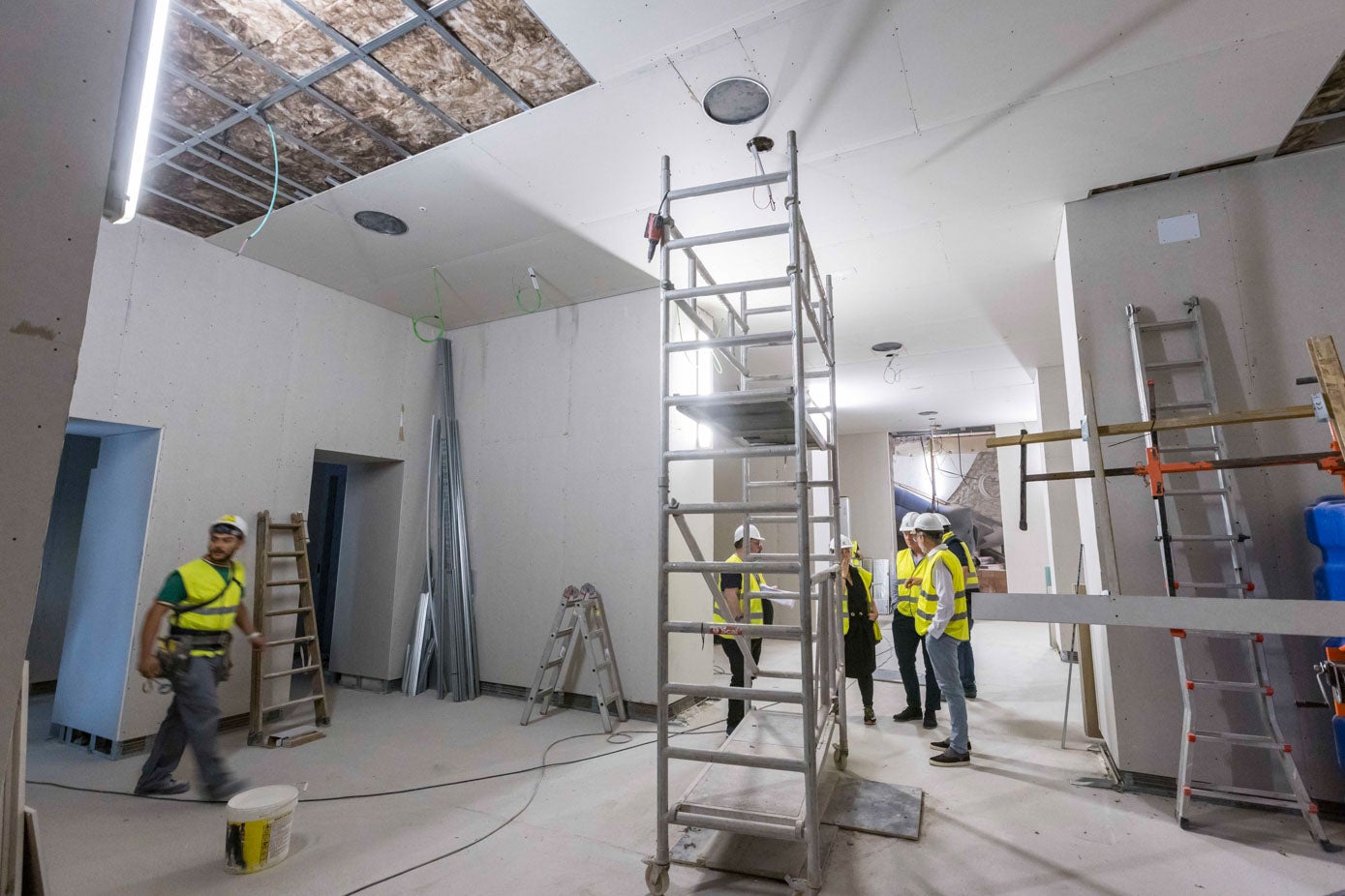 Los trabajadores aprovechan para inspecciones el estado de las obras durante la vista al museo. 