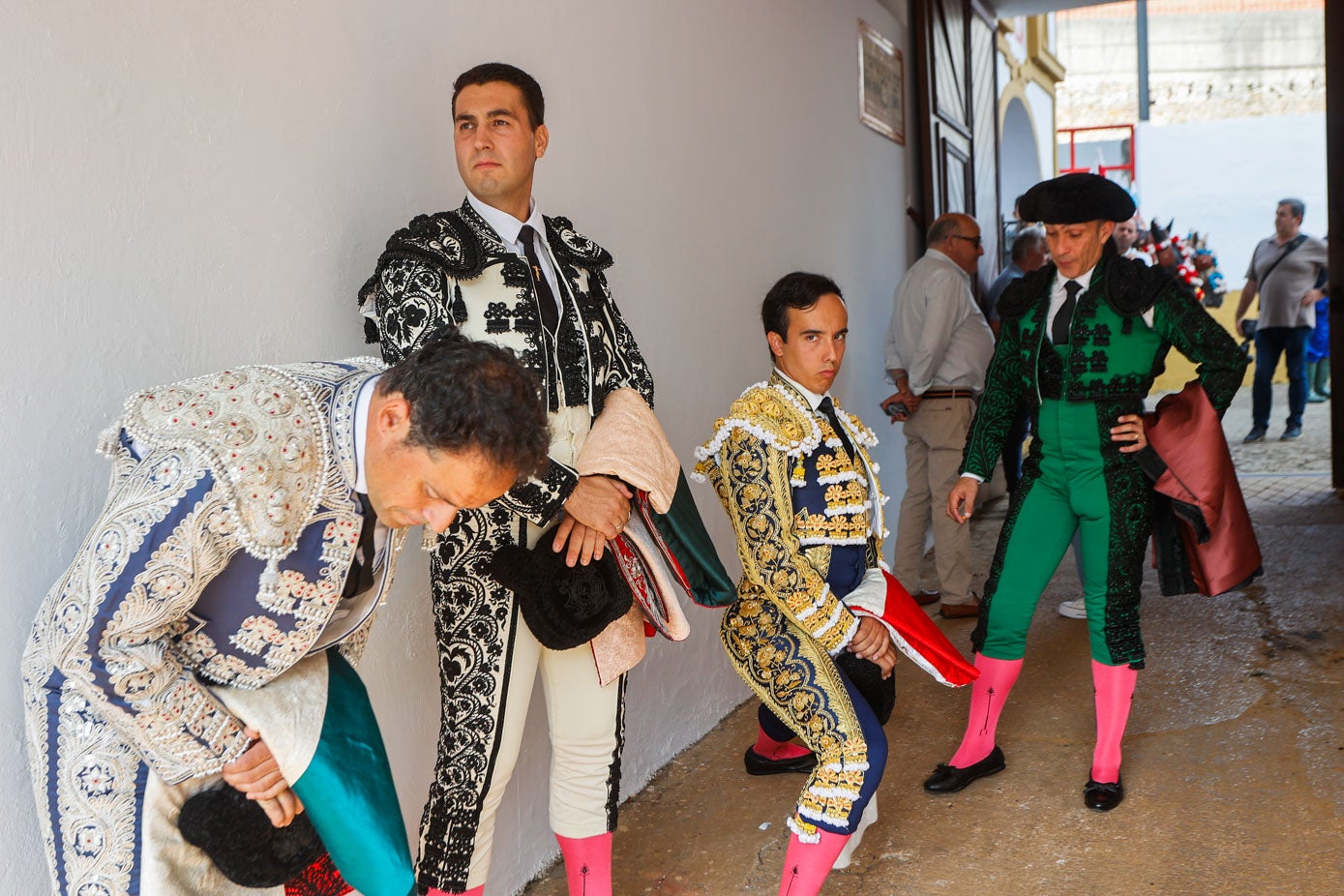 El novillero Álvaro Seseña, junto a su cuadrilla, antes de empezar el paseíllo.