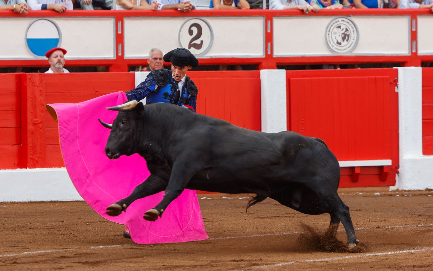 Diego Bastos saluda con el capote al primer novillo de su lote.