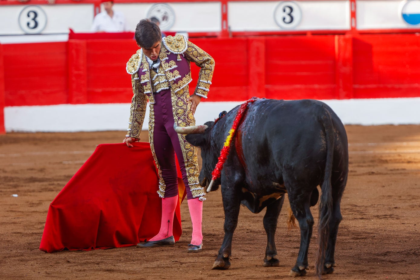 Manuel Caballero durante la faena de su primer oponente.