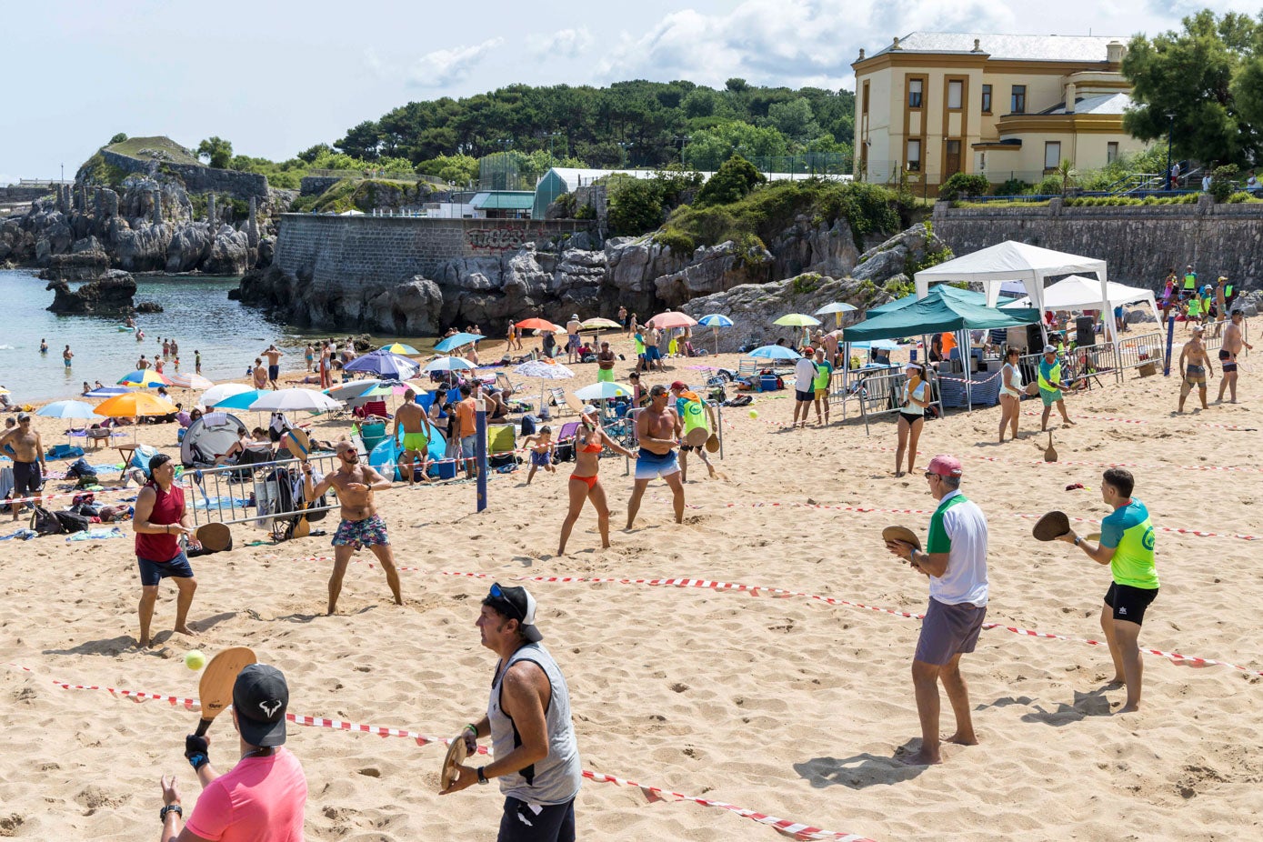 El sábado en la mañana en la playa del Camello. La maratón de palas se celebra desde 1996.