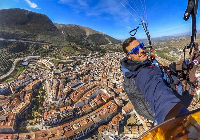 Víctor Rodríguez sobrevuela en parapente la costa cántabra.