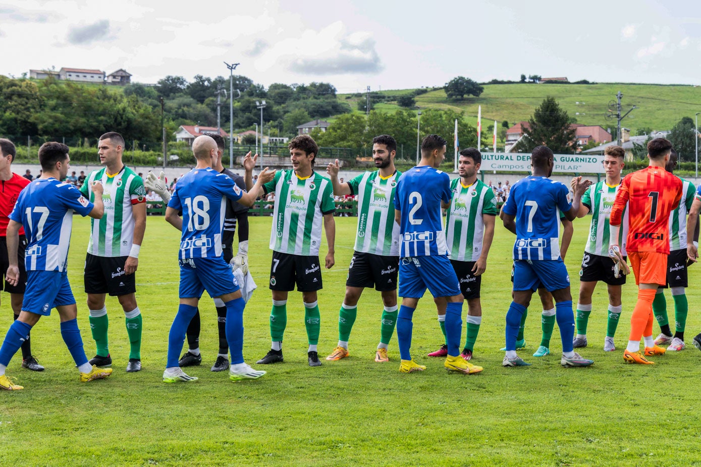 Los futbolistas de ambos equipos se dan la mano antes de comenzar el encuentro. 