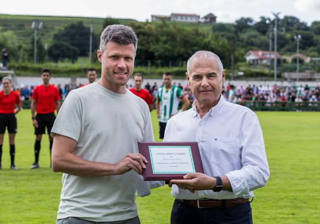 El director deportivo del Racing, Mikel Martiija, recibe una placa con memorativa del encuentro de manos del presidente de la Cultural de Guarnizo, José Luis López.