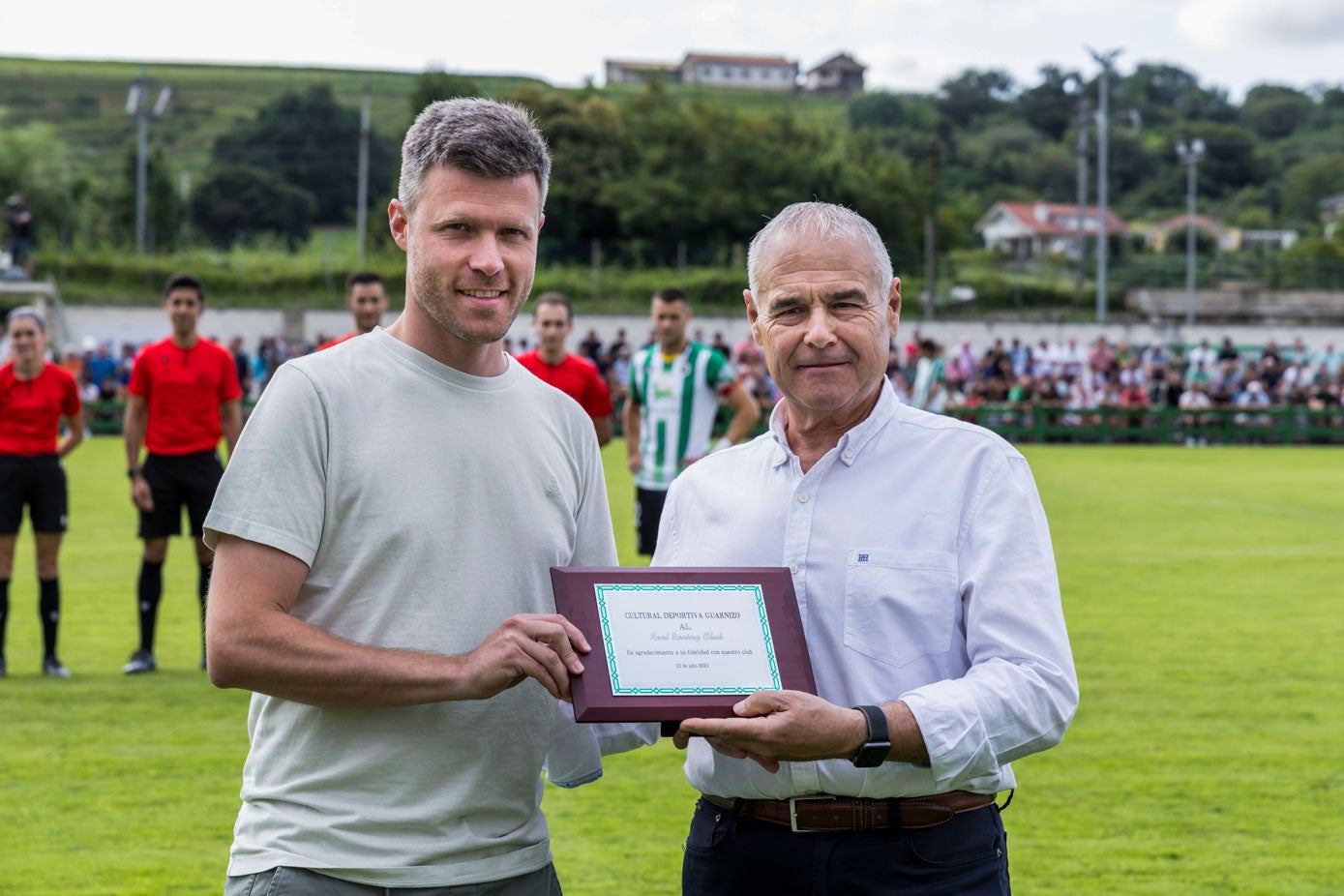 El director deportivo del Racing, Mikel Martiija, recibe una placa con memorativa del  encuentro de manos del presidente de la Cultural de Guarnizo, José Luis López.