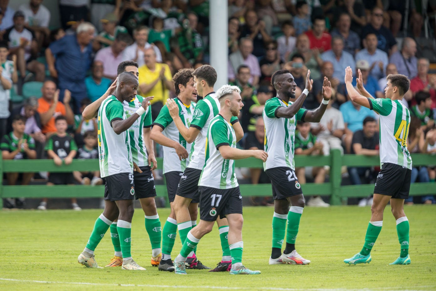 Los jugadores festejan el gol del empate ante el Alavés. 