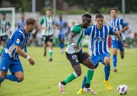 Lago Junior trata de conducir el balón ante dos rivales del Alavés.