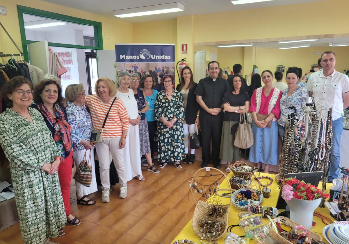 Asistentes a la inauguración del Mercadillo Solidario de Manos Unidas.