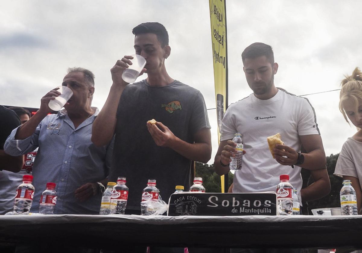 Participantes comiendo sobaos durante la primera edición de esta prueba el pasado verano.