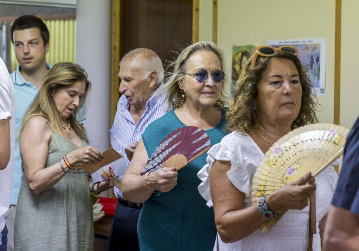 Una de las colas con abanicos en un colegio electoral de El Sardinero, en Santander. Roberto Ruiz