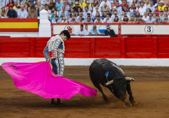 Tomás Rufo remata con una revolera el saludo capotero al toro de Domingo Hernández que le correspondió en suerte