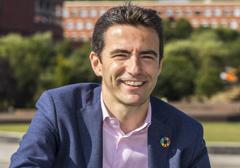 Un economista apasionado de la política y amigo de Pedro Sánchez