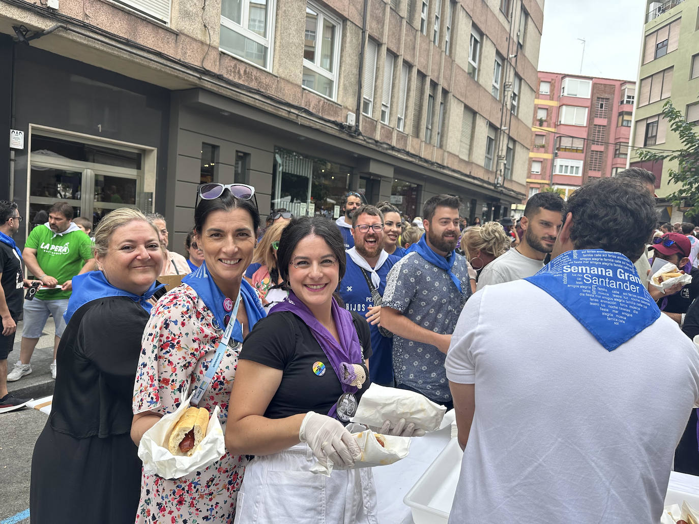 La alcaldesa de Santander, Gema Igual, repartiendo bocadillos.