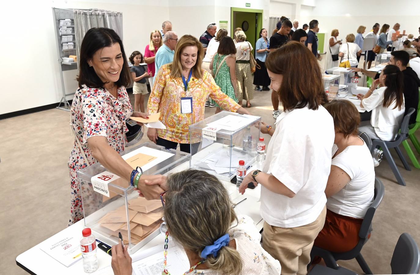 La alcaldesa de Santander ha votado en el Colegio Padre Apolinar. Allí ha agradecido la acogida recibida de los miembros de las mesas electorales y ha aprovechado para dar las gracias «a todos aquellos que estáis trabajando un día como hoy en el que nos jugamos el futuro de España».