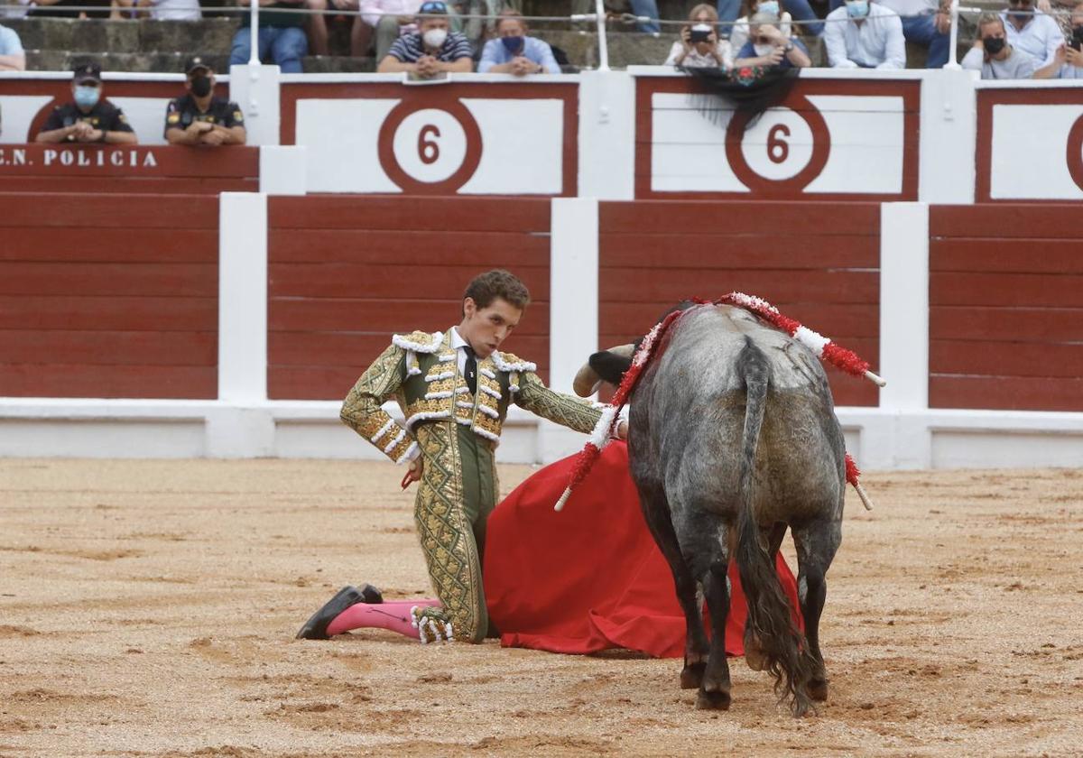 El matador Ginés Marín, en una de sus faenas.