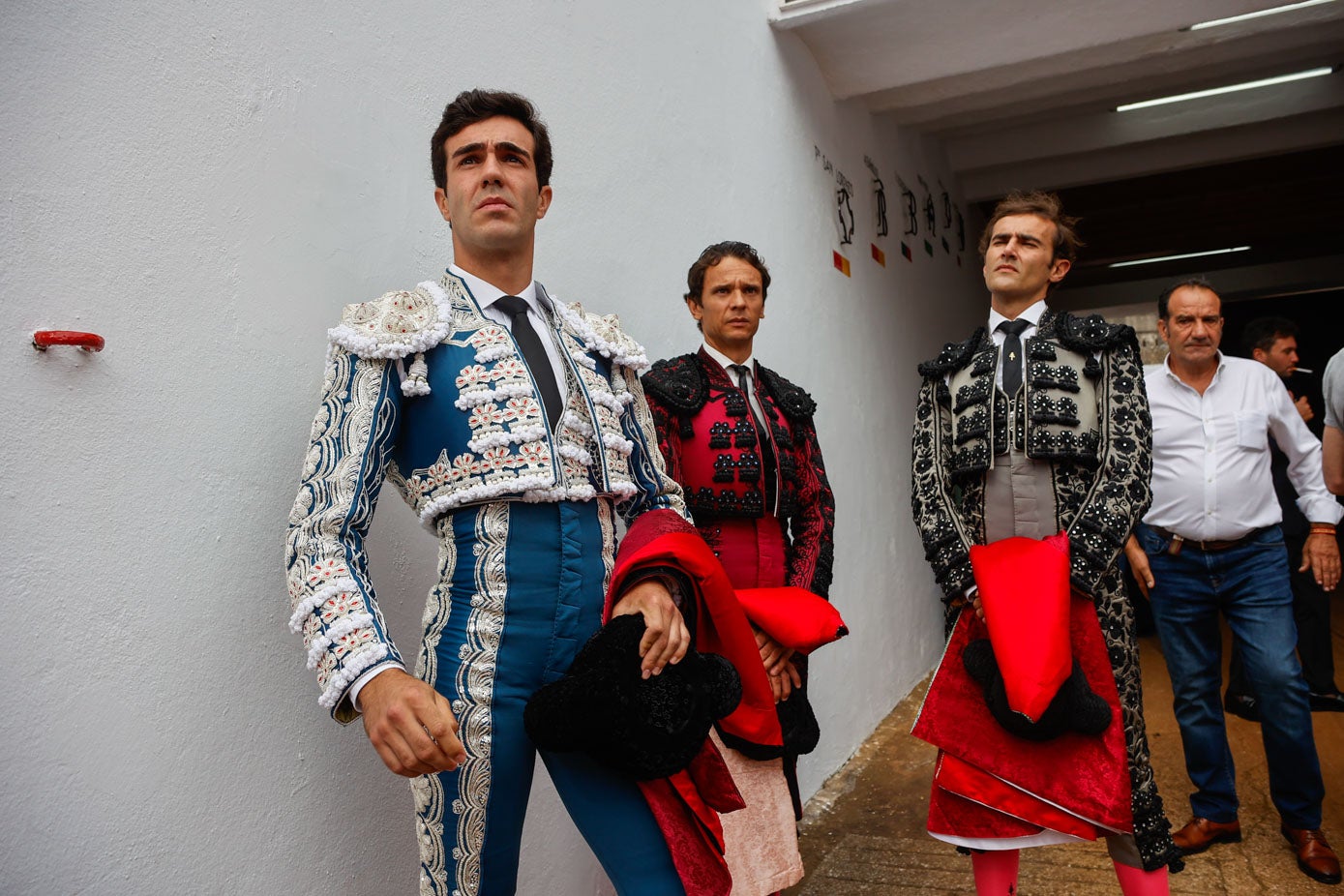 Tomás Rufo, junto a Andrés Revuelta y Sergio Blasco en el patio de caballos.