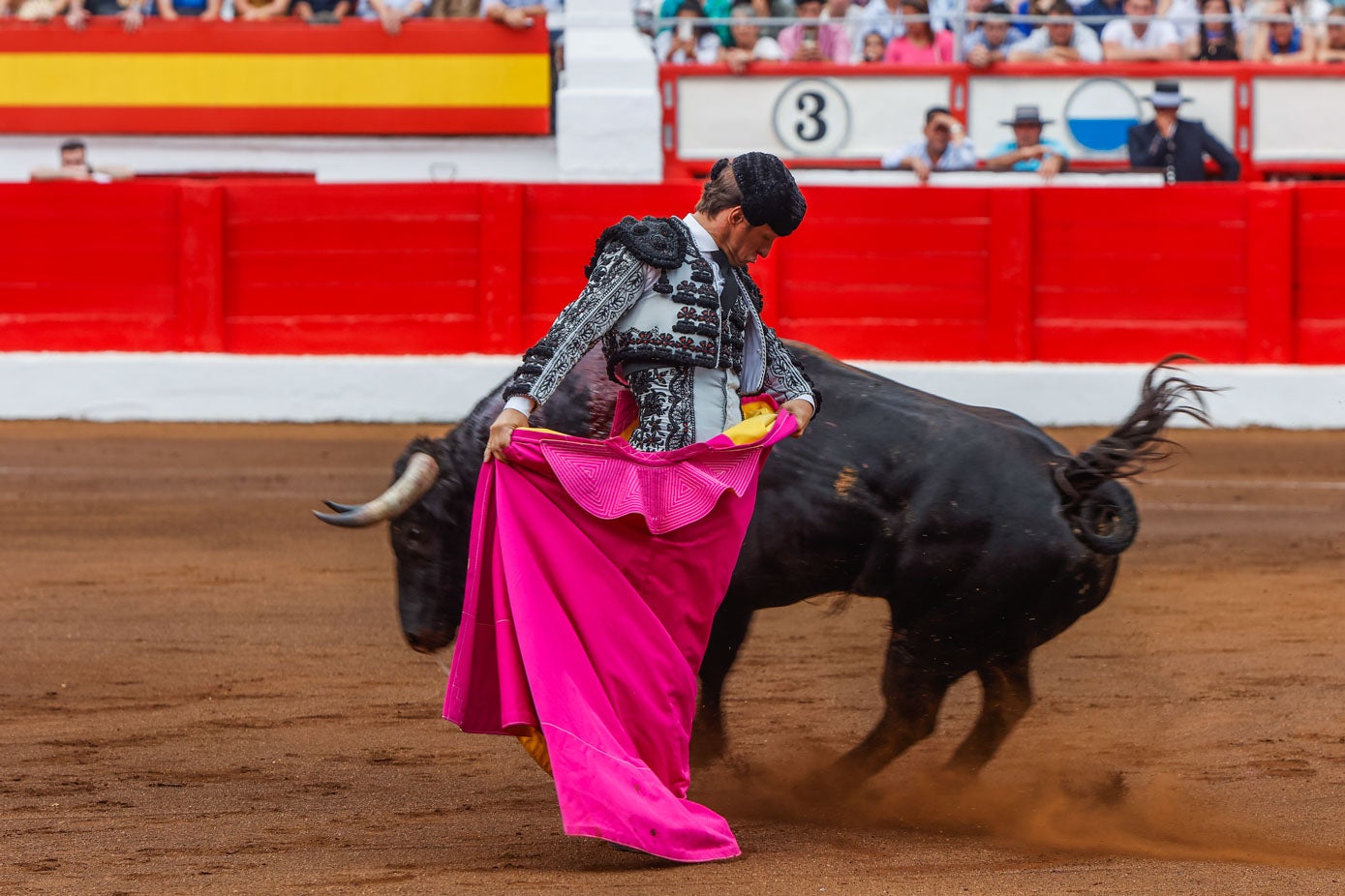 El Juli por chicuelinas en el primero de su lote.