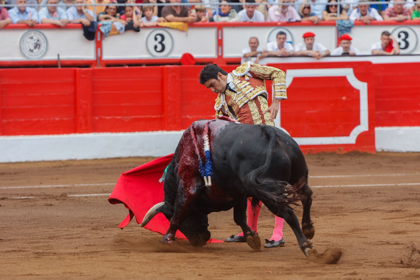 Derechazo del de Badajoz durante el trasteo de muleta.