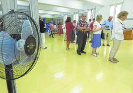 Colas para votar en el IES Marqués de Santillana.
