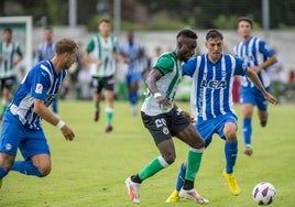 El jugador del Racing Lago Junior encara a un rival del alavés en el partido del sábado