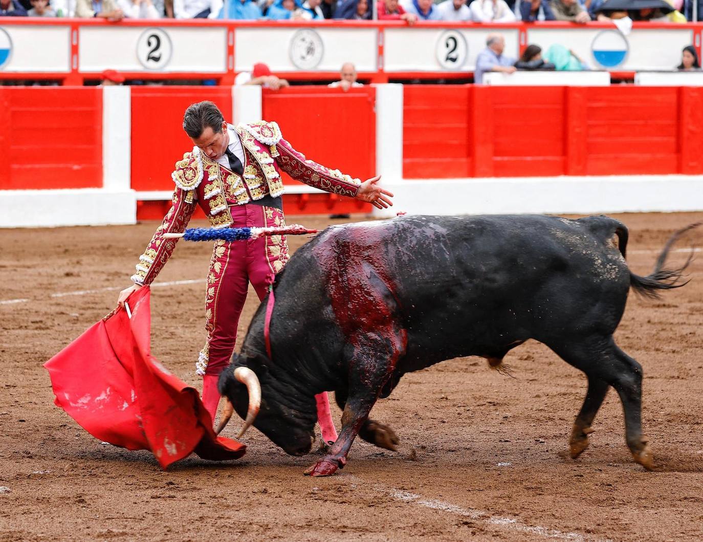 Daniel Luque en un derechazo en el primero de su lote