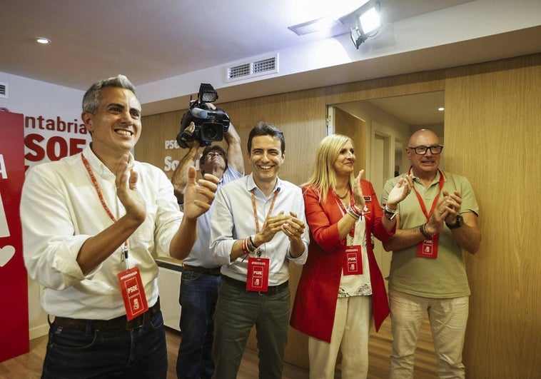 Pablo Zuloaga, Pedro Casares, Noelia Cobo y Secundino Caso, ayer tras los resultados.